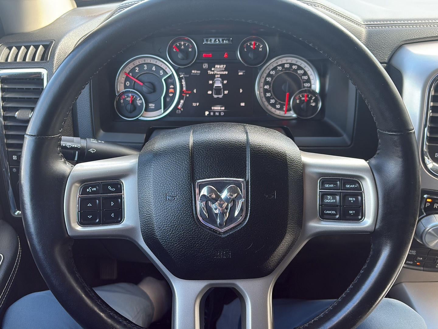 2018 RAM 1500 Laramie Crew Cab 4x4 5'7" Box