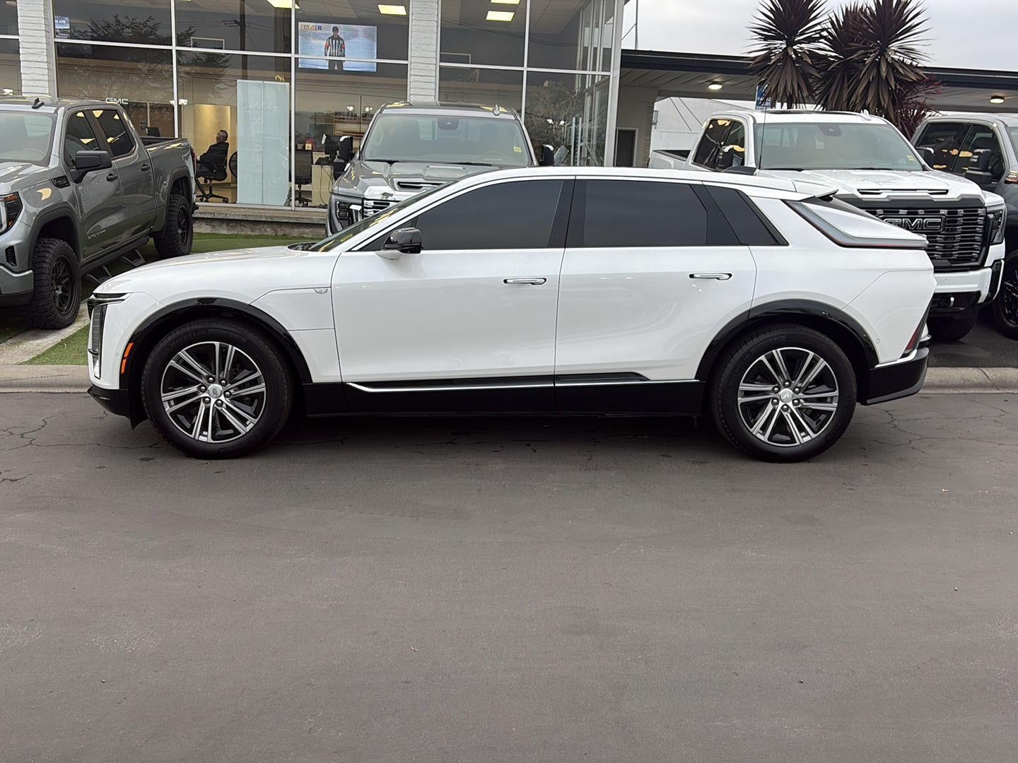 2024 Cadillac LYRIQ Luxury 2