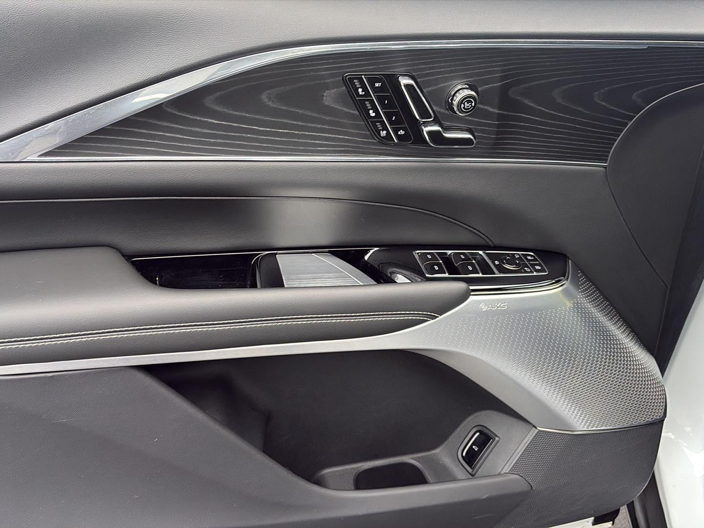 2024 Cadillac LYRIQ Luxury 2