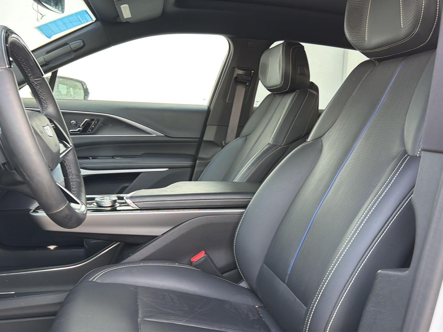 2024 Cadillac LYRIQ Luxury 2