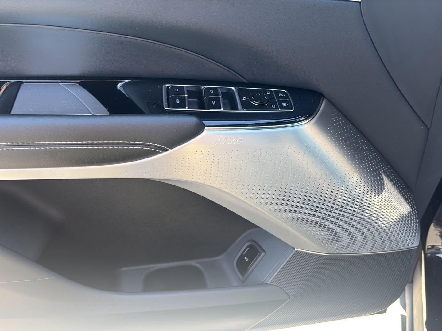 2024 Cadillac LYRIQ Luxury 3