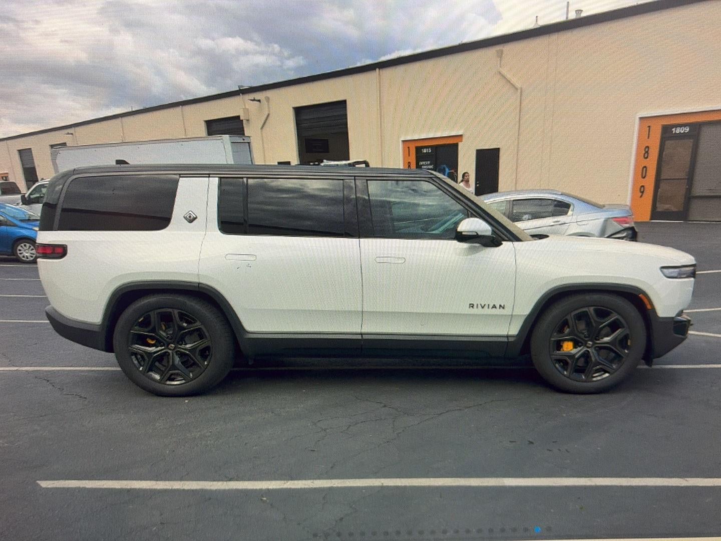 2025 RIVIAN R1S Premium