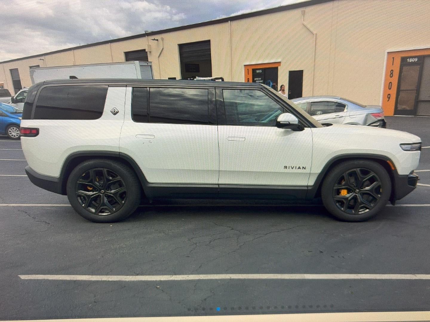 2025 RIVIAN R1S Premium