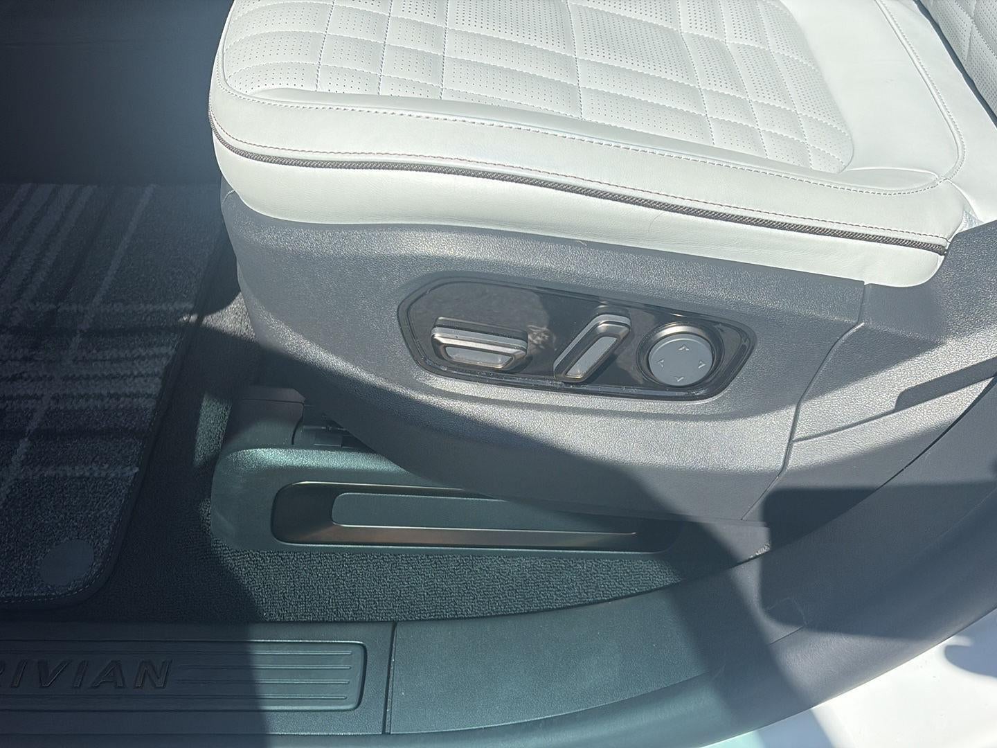 2025 RIVIAN R1S Premium