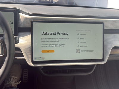 2025 RIVIAN R1S Premium