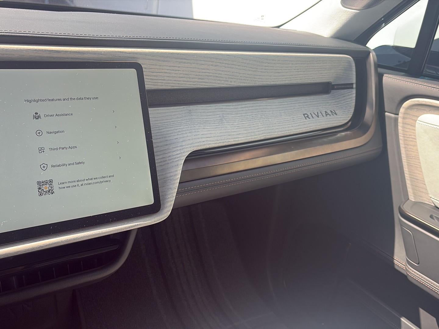 2025 RIVIAN R1S Premium