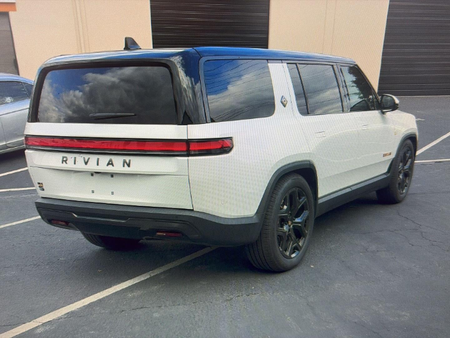 2025 RIVIAN R1S Premium