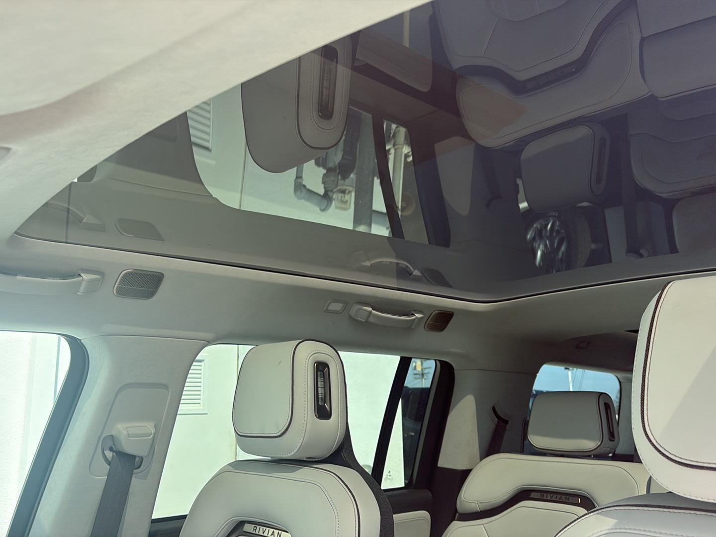 2025 RIVIAN R1S Premium