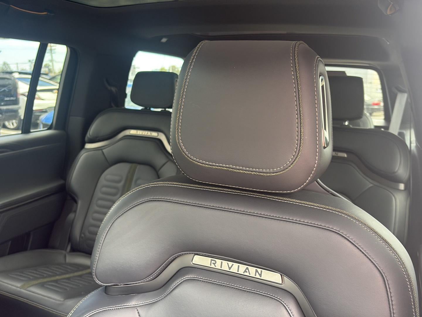 2026 RIVIAN R1S Base