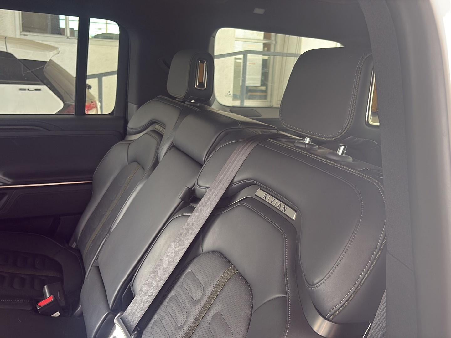 2026 RIVIAN R1S Base
