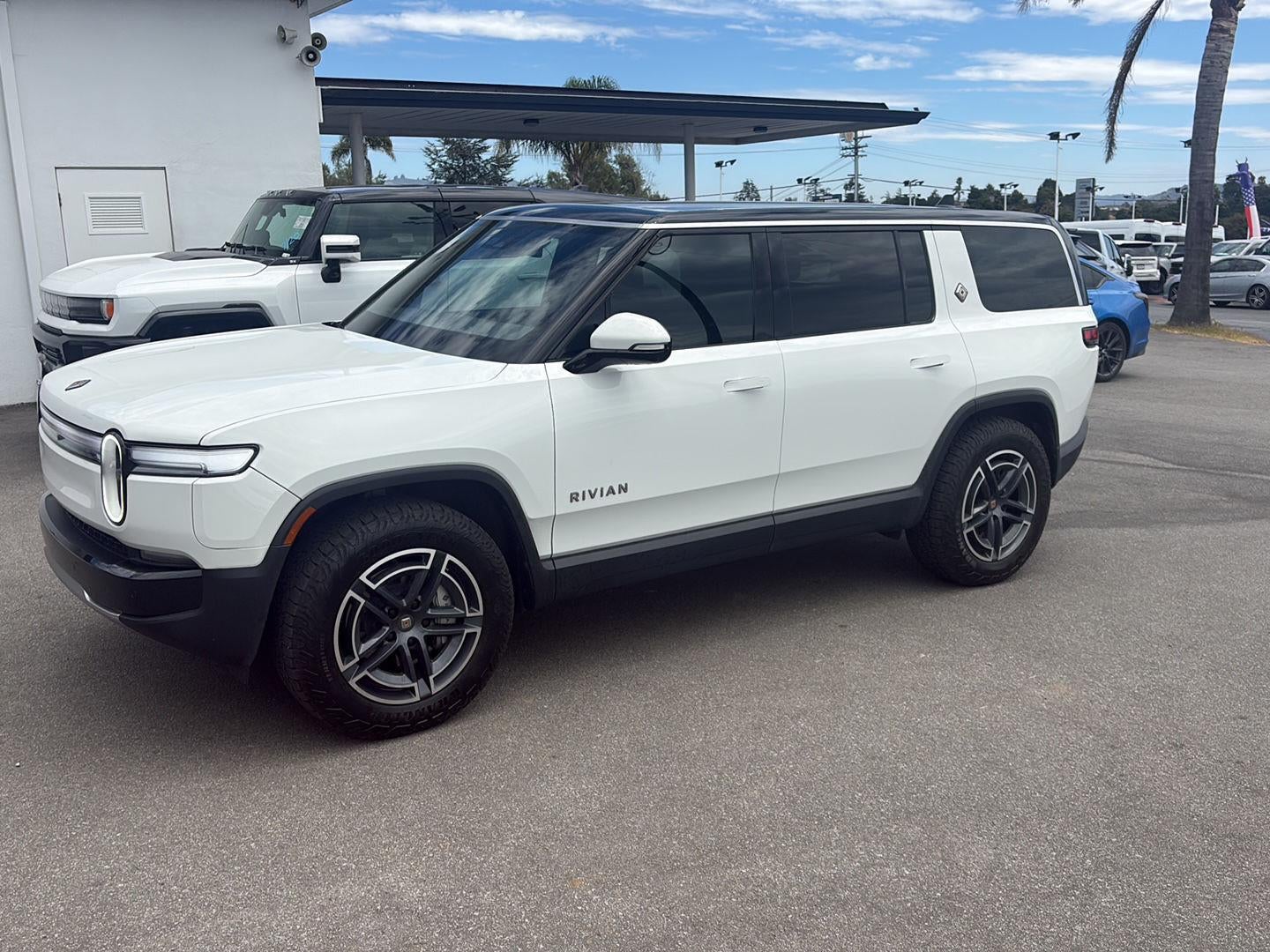 2026 RIVIAN R1S Base