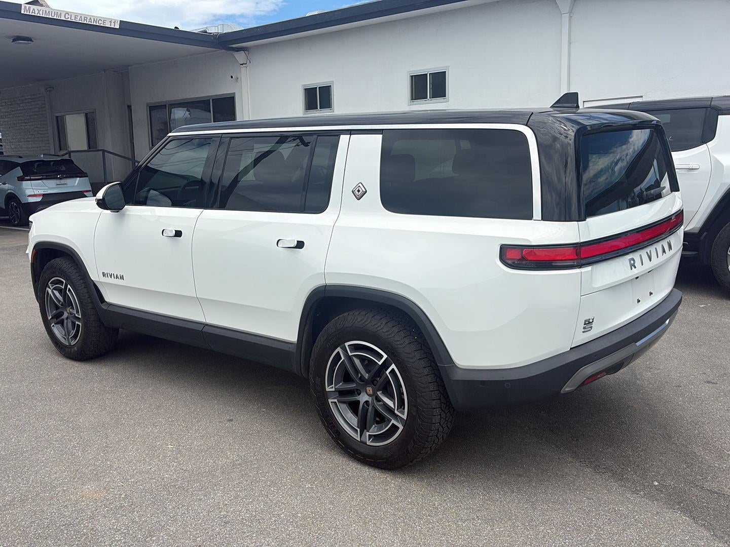 2026 RIVIAN R1S Base