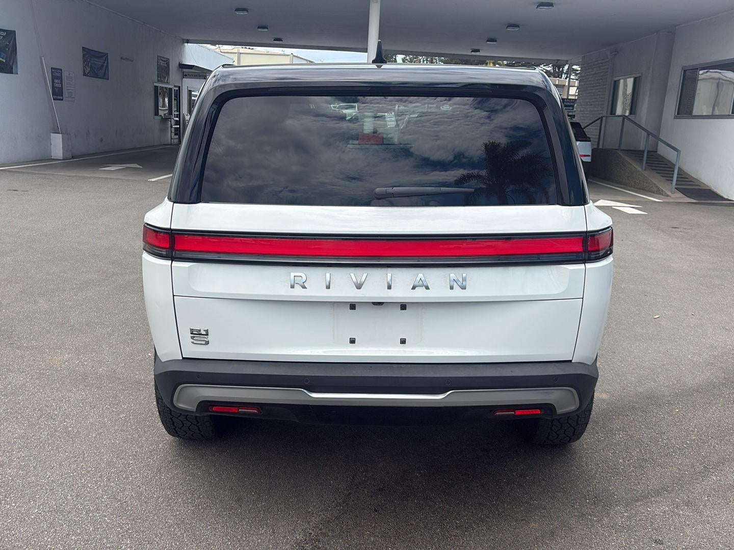 2026 RIVIAN R1S Base