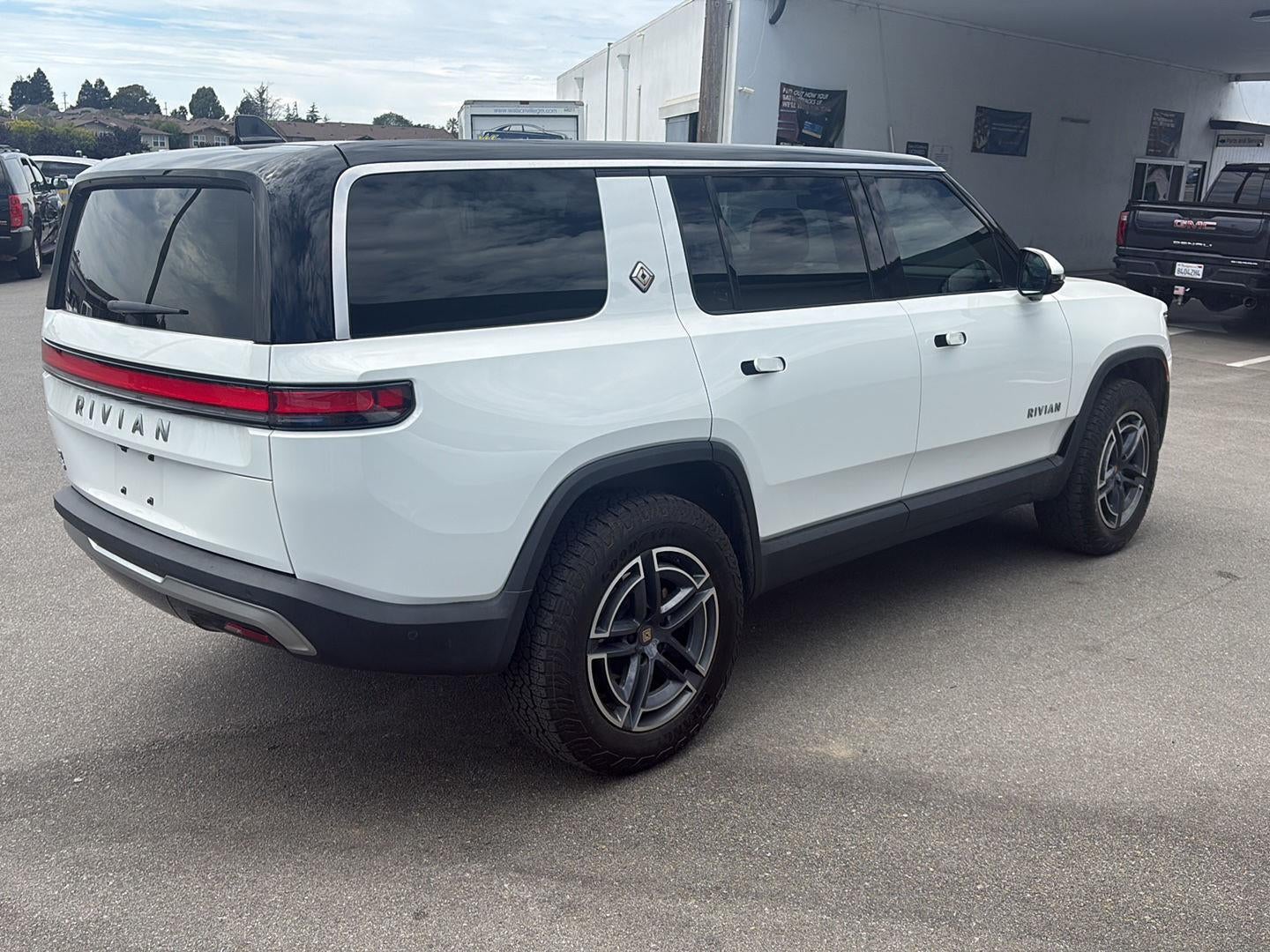 2026 RIVIAN R1S Base