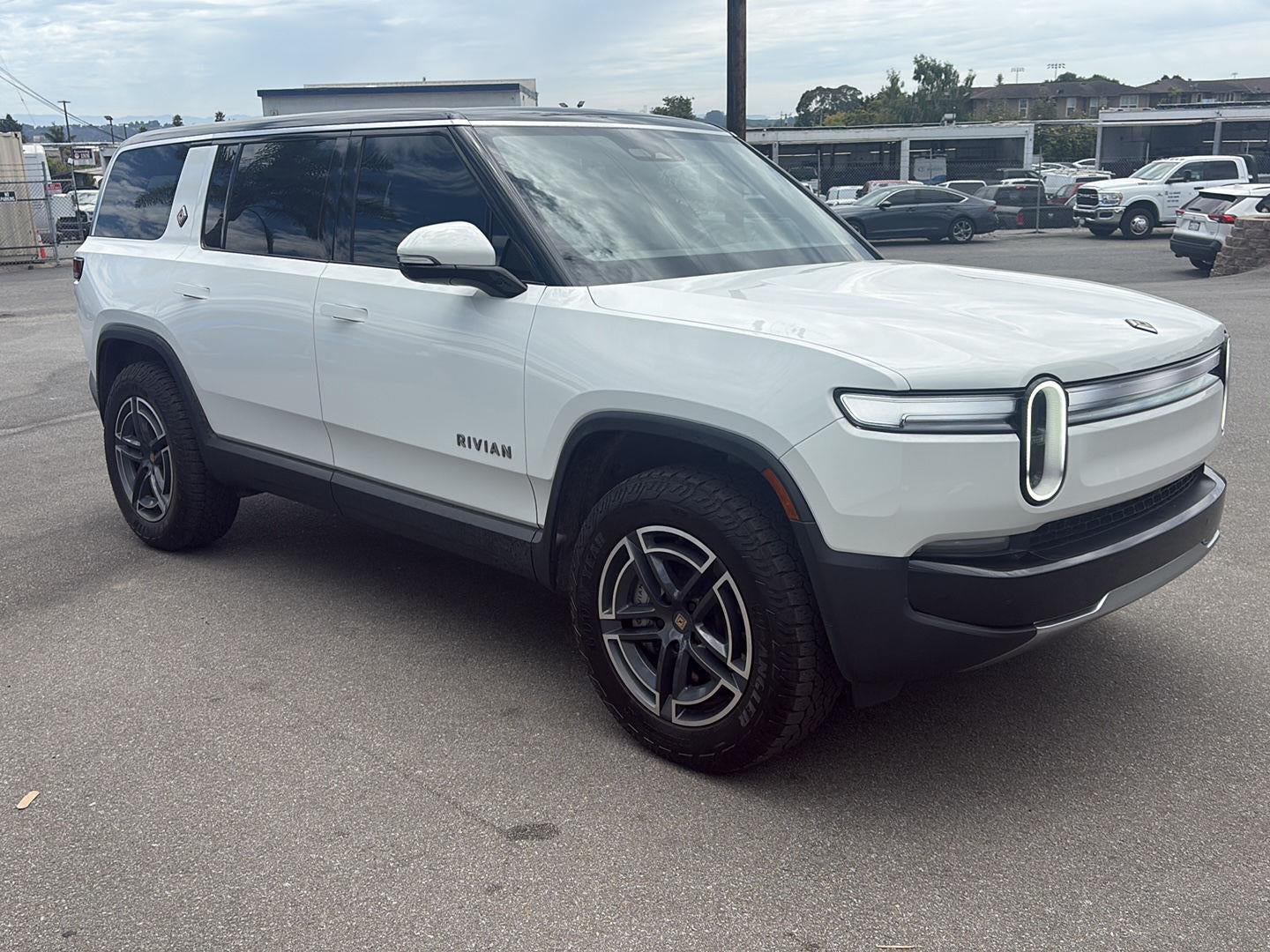2026 RIVIAN R1S Base