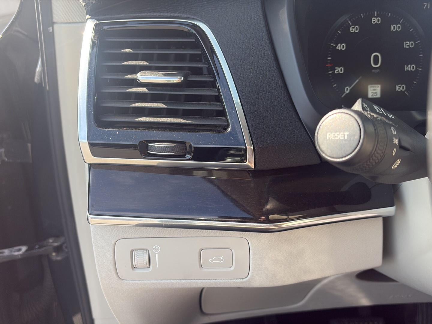 2017 Volvo XC90 T6 Momentum